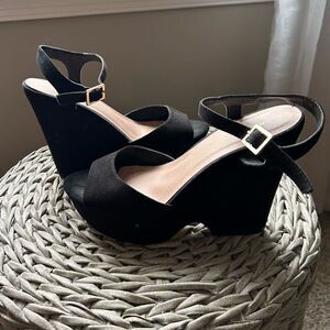 Madden Girl Women’s Black Chunky Platform 5 Inch Heels with Black Strap Size 7.5